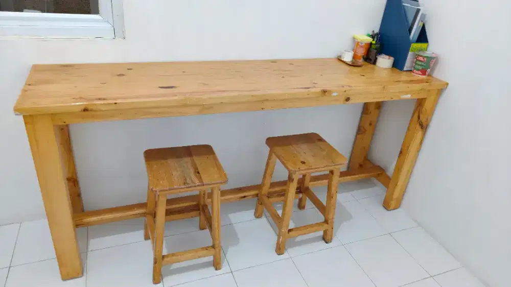 Meja dan bangku bekas untuk jualan