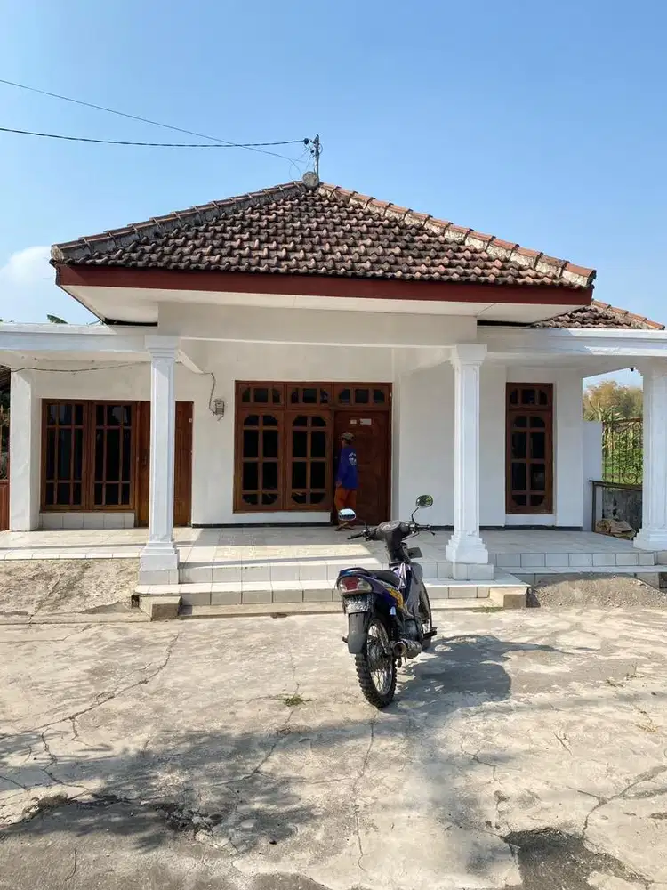 DISEWAKAN PERABOT FULL. RUMAH & HALAMAN LUAS. SIAP HUNI LANGSUNG!