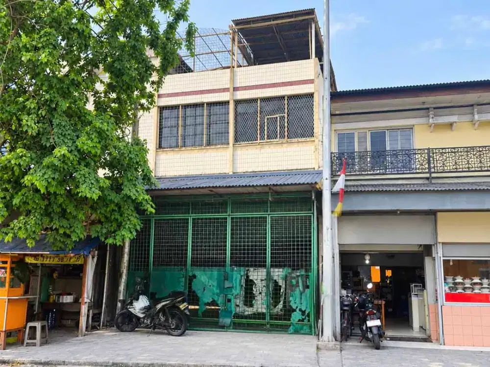 DIJUAL atau DISEWAKAN! Ruko Pinggir Jalan Raya Kapuk Penjaringan Jakarta Utara LB 304m Parkir Luas Cocok Usaha & Kantor