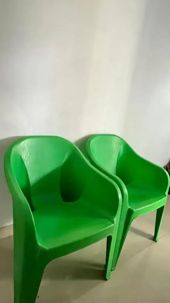 Kursi dan meja plastik