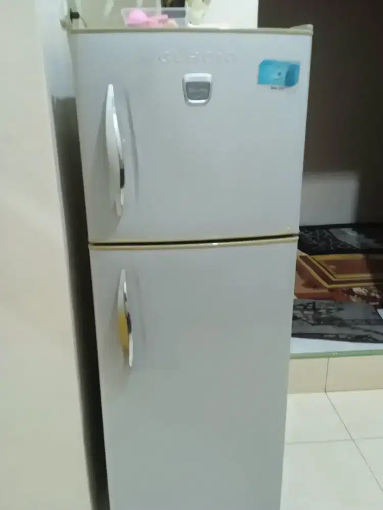 Kulkas Toshiba glasio