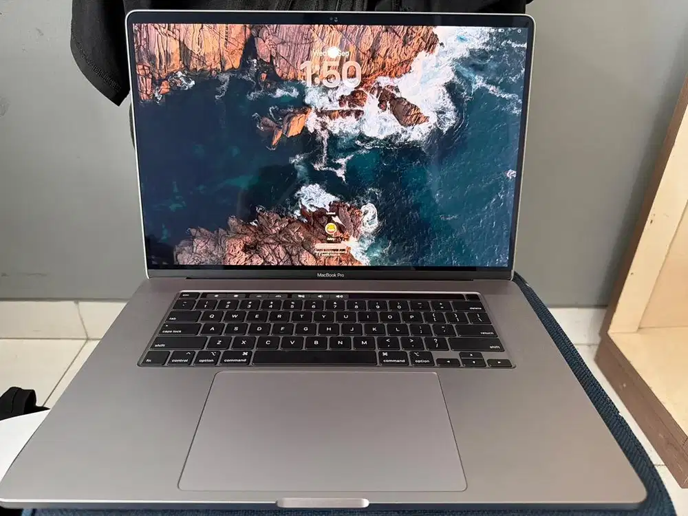 Macbook Pro 2019 i7/16 inch RAM 32 GB/ SSD 512