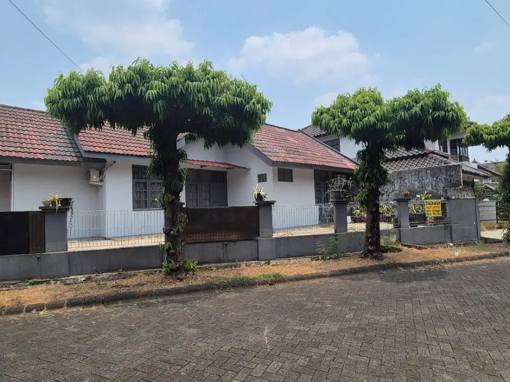 Rumah Pojok samping SVP dan ruko, siap huni, Tidak Banjir, sangat strategis @ jl Citar Niaga, Kemang Pratama Bekasi