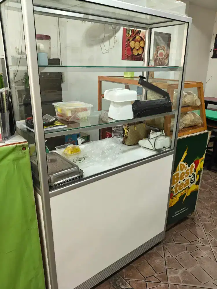 Etalase jualan makanan