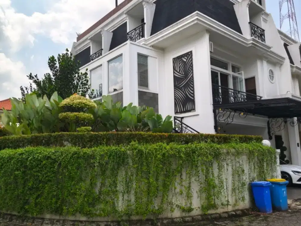 Dijual Cepat Rumah Maja Residence Joglo, LT 247m², LB 400m², 3 Lantai, 3+2KT, Hoek, Pool
