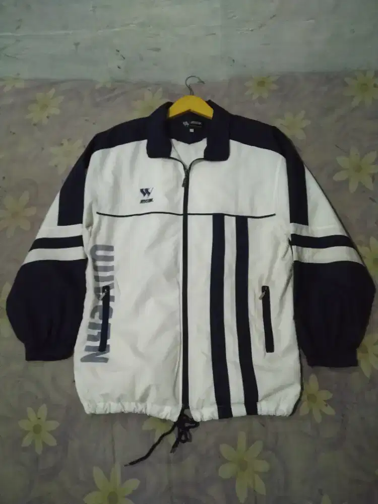 Jaket windbreaker parasut