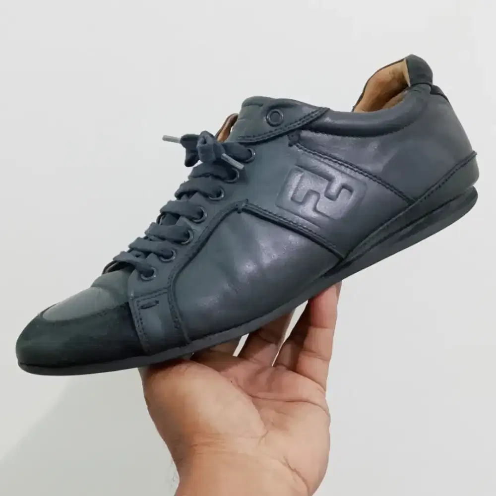 Sepatu FENDI sneakers no. 41
