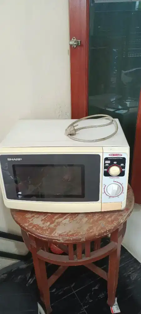 Microwave merk SHARP low watt. Masih normal jarang pakai