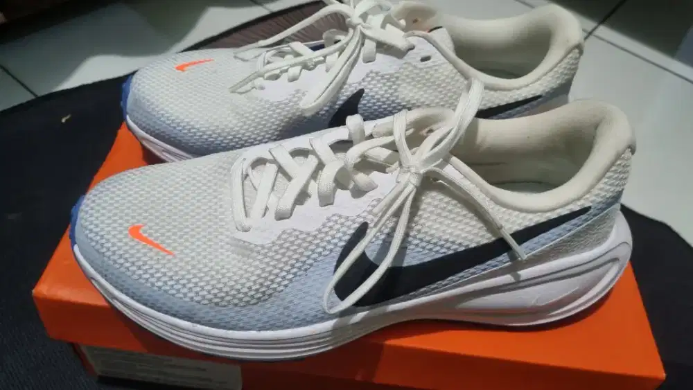 Separu running Nike Revolution 8