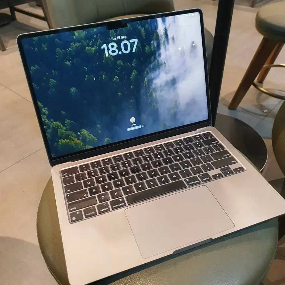Macbook Air M2 8GB RAM  256GB SSD - Kondisi Istimewa Mint!