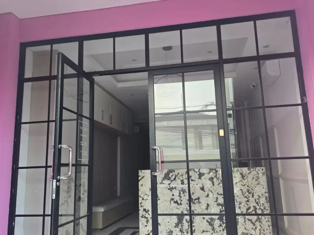 Sewa Ruko Pluit 4 lantai hadap jalan semi furnish uda ada ac