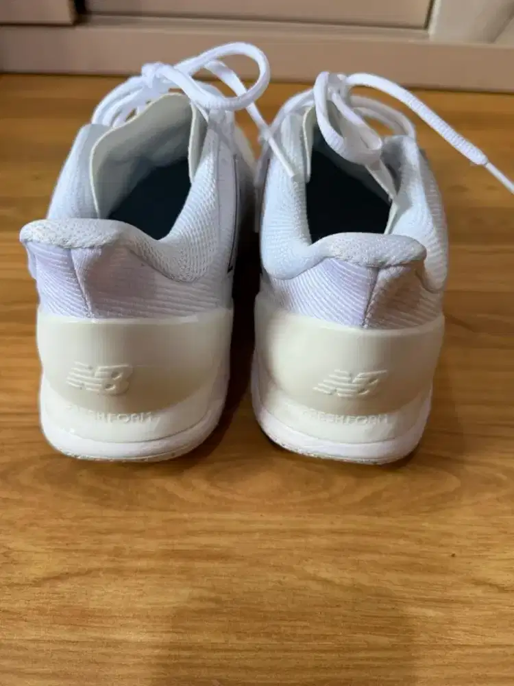 Sepatu tennis NB size 39