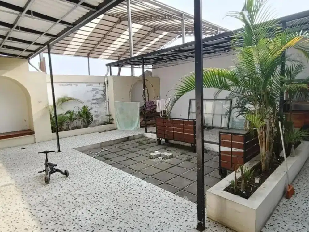 Jual/Sewa Ruang Usaha Ex Resto Luas Bagus Strategis Siap Pakai Unfurnished Bangunan 1,5 Lantai di Gegerkalong Bandung Utara