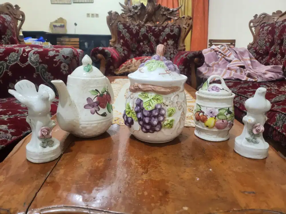 Set teko dan dekorasi bermotif buah