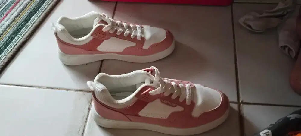 Sepatu airways wanita