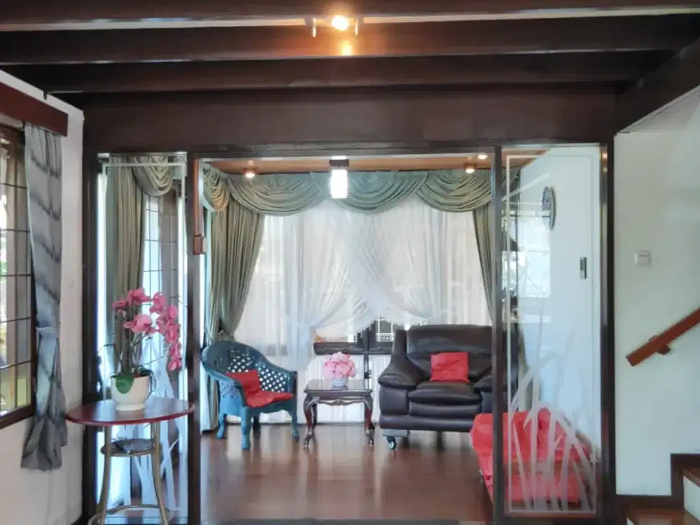 Rumah Villa Antik, harga menarik Di GRAHA PUSPA Cihideung Bandung.