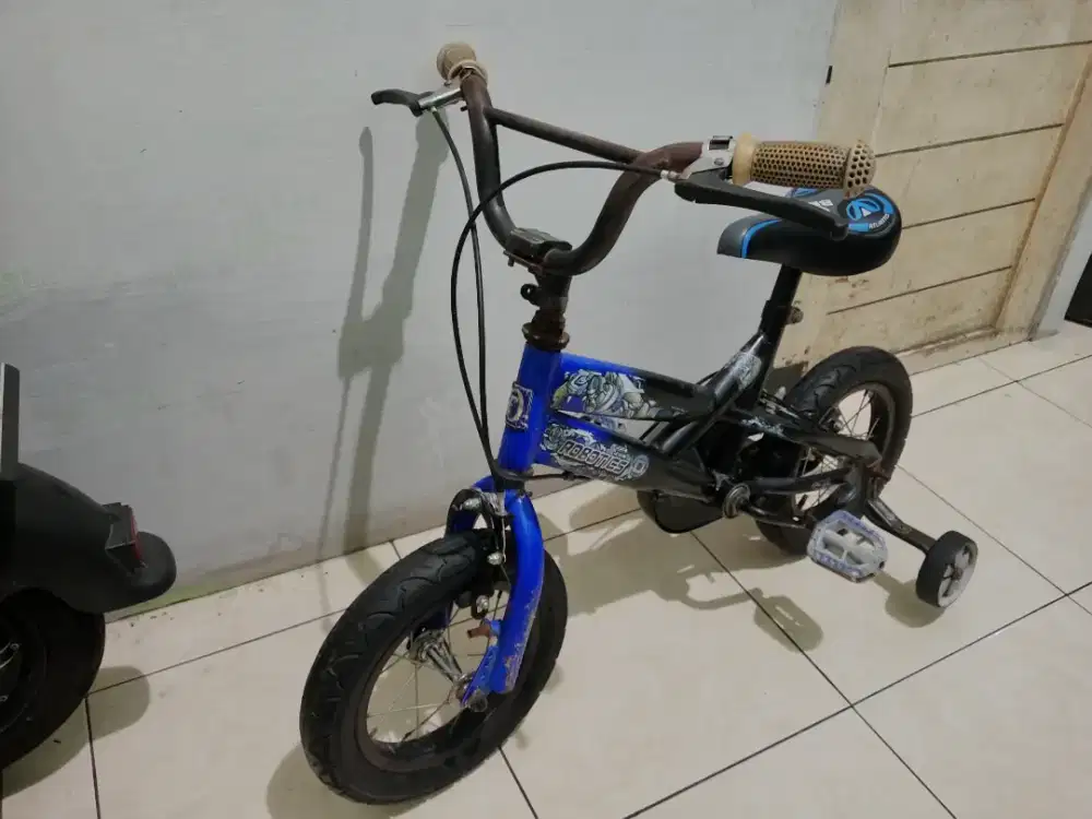 Sepeda anak warna biru hitam