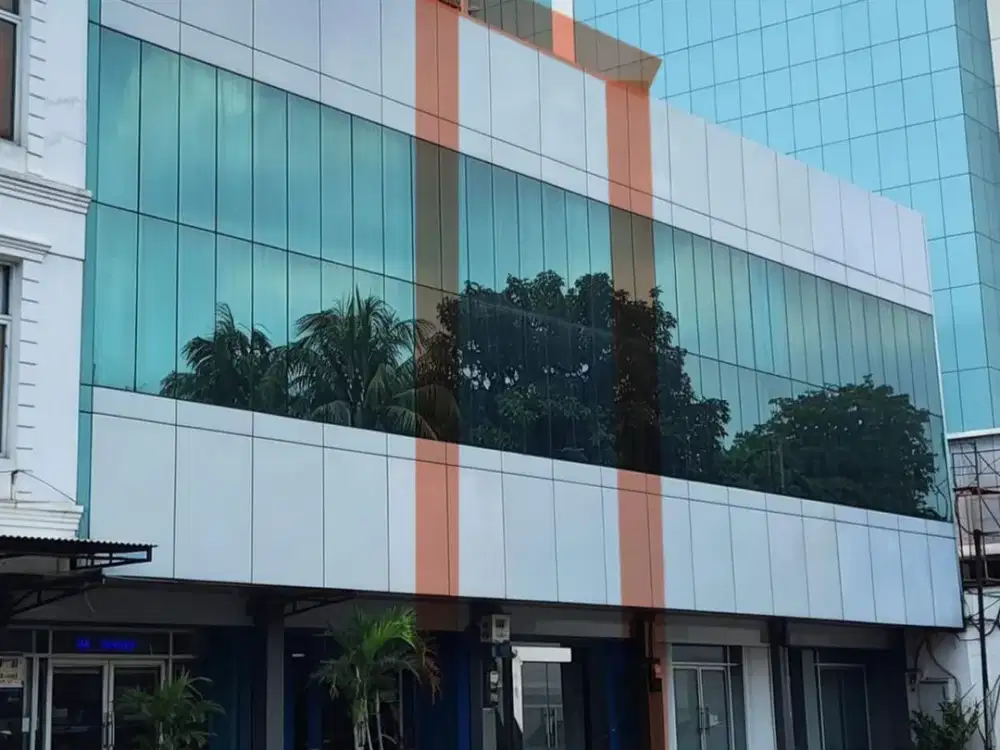 DISEWAKAN GEDUNG KANTOR 3.5 Lantai di Pancoran, Jakarta Selatan.