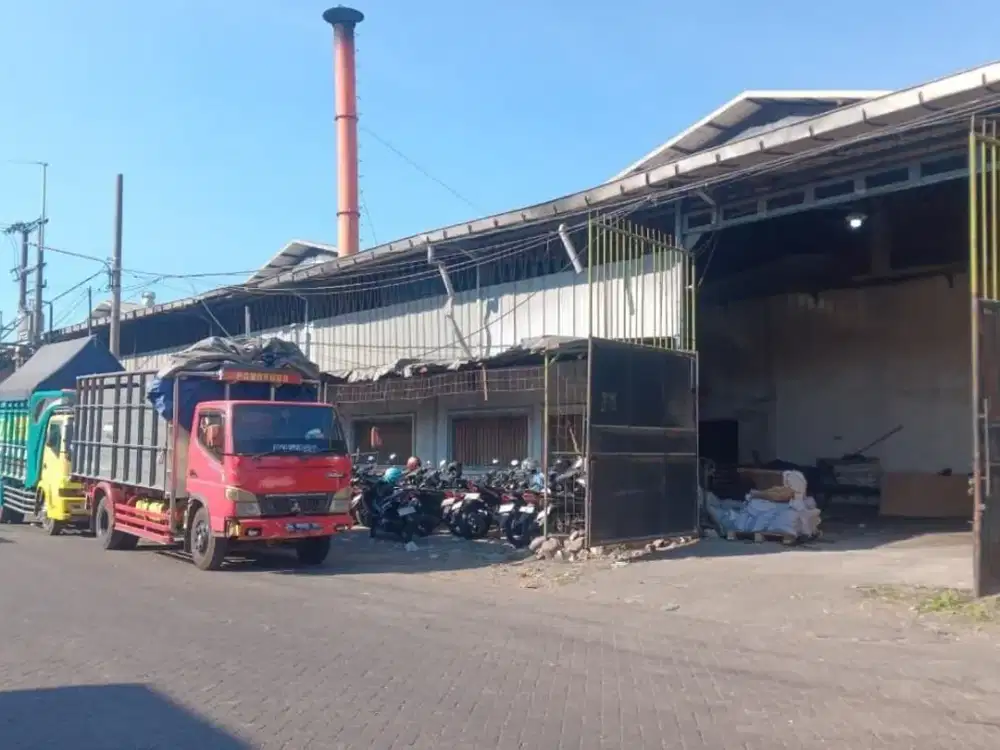 Gudang Sinar Gedangan, Hadap Barat, Strategis