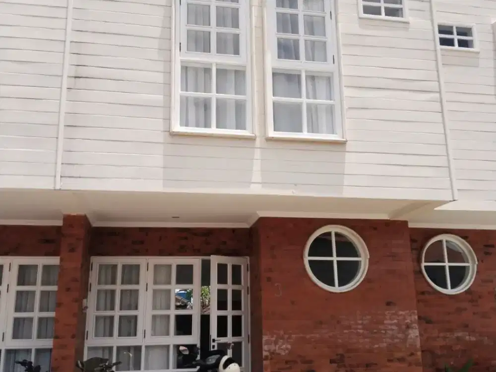 RUMAH 2 LANTAI GAYA AMERICAN CLASSIC DI GN SALAK PADANGSAMBIAN DENPASAR DEKAT RS
