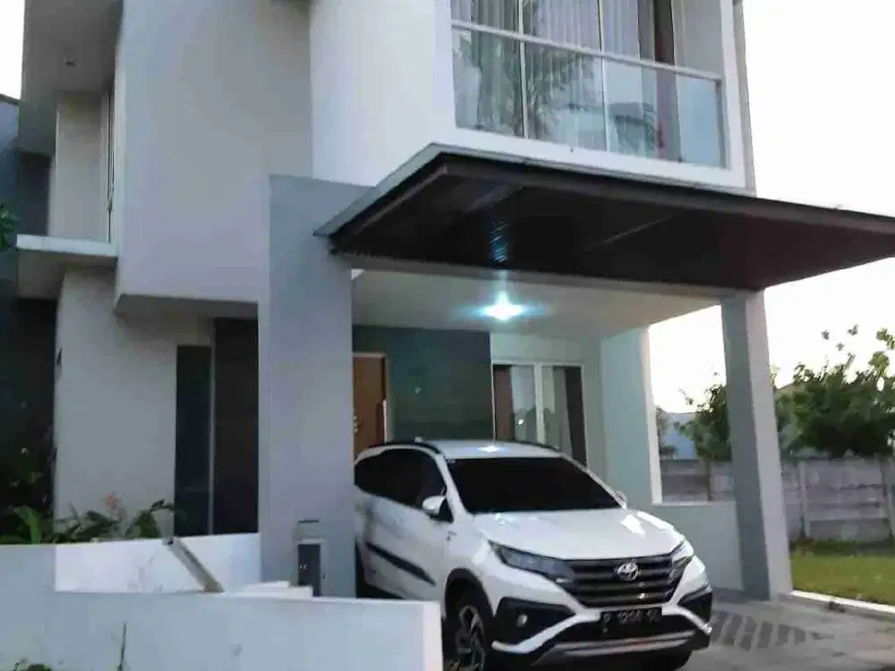 Dijual rumah  Royal Residen 
Green wich Paddington town house unit hook depan danau . Surabaya