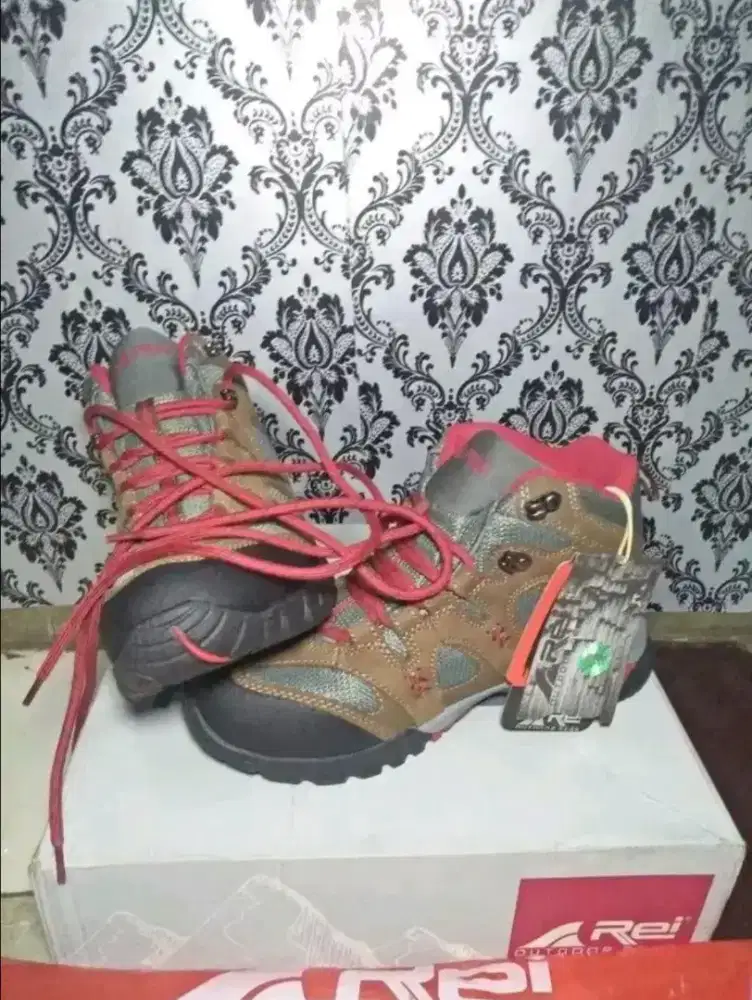 Sepatu Gunung Arei