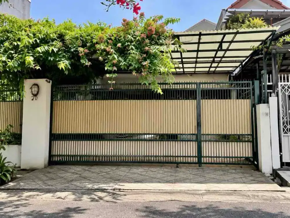 Rumah Asri Depan Taman di Taman Kedoya Baru Jakarta Barat – LT 284 m²