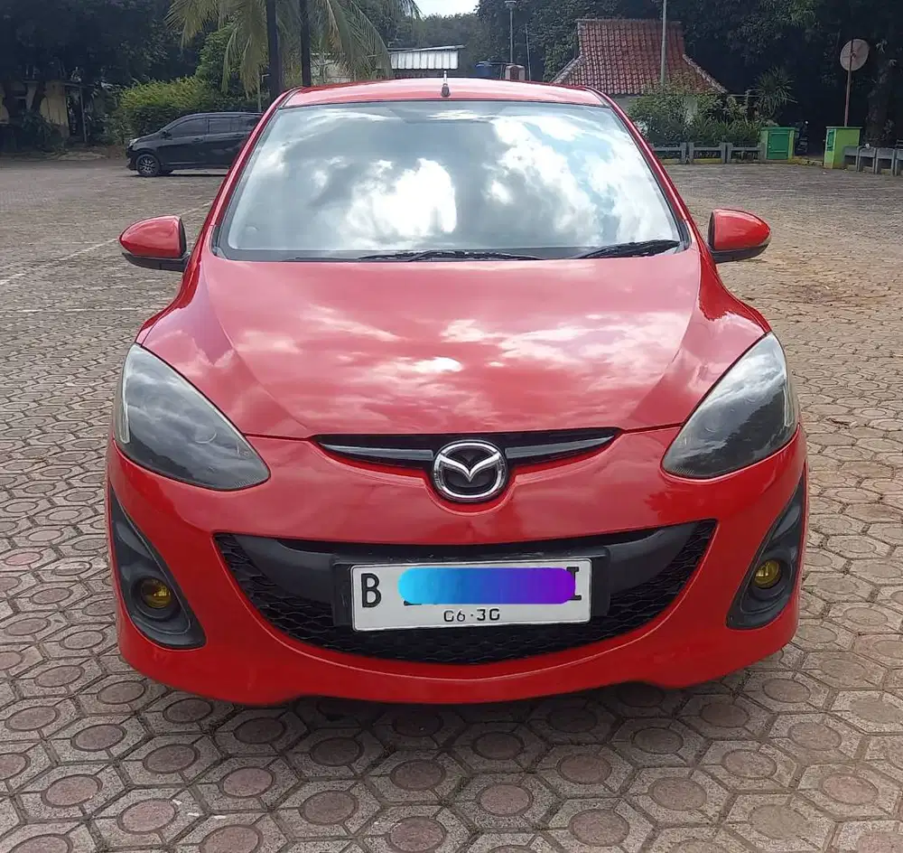 MAZDA 2 SEDAN RZ AUTOMATIC 2012/2013 – MERAH STYLISH & SIAP PAKAI