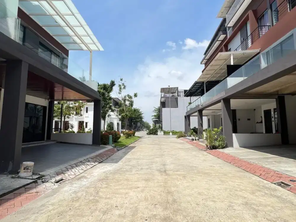 DIJUAL VILLA 3,5 LANTAI – KOMPLEK GIVENCY ONE, HELVETIA!