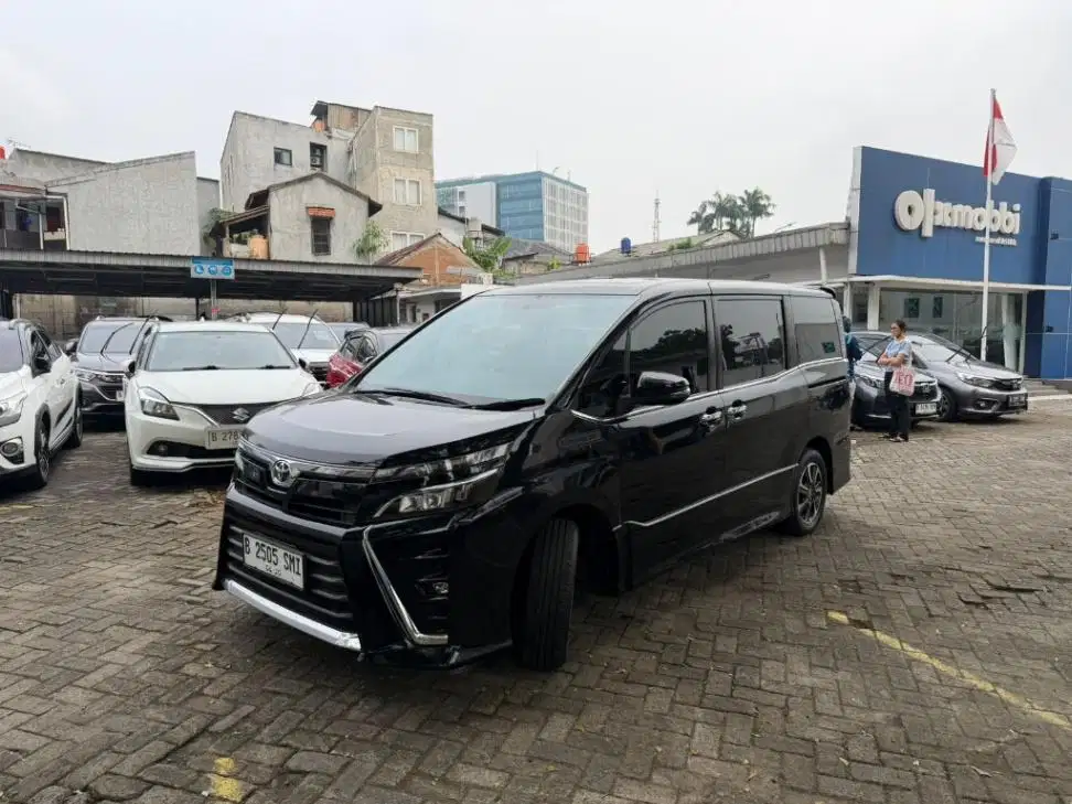 LOW DP Toyota Voxy 2.0 Bensin-AT 2020 SMI