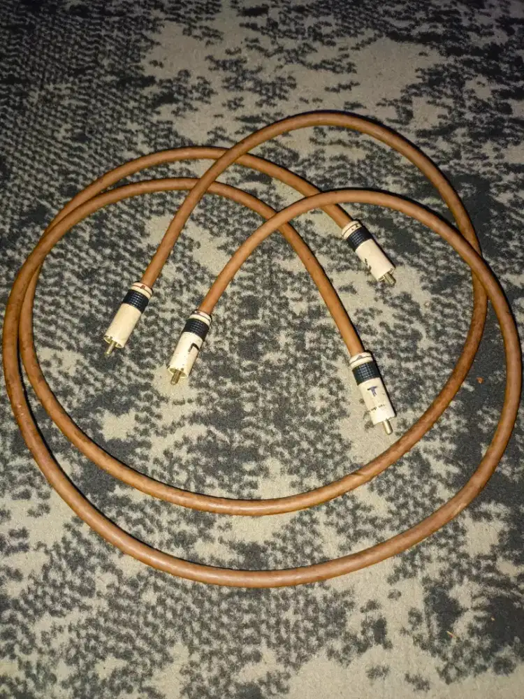 Kabel RCA Interconnect 
VAN DEN HULL - The First