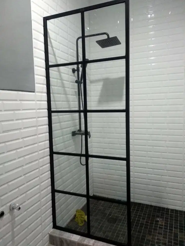 Sekat kaca kamar mandi