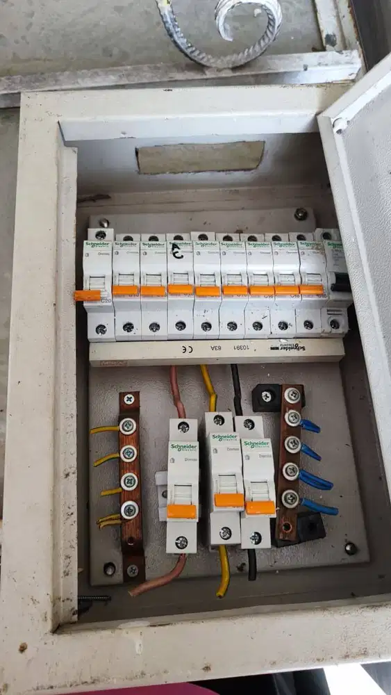 Panel Pembagi Listrik 3 fasa merek Schneider Electric