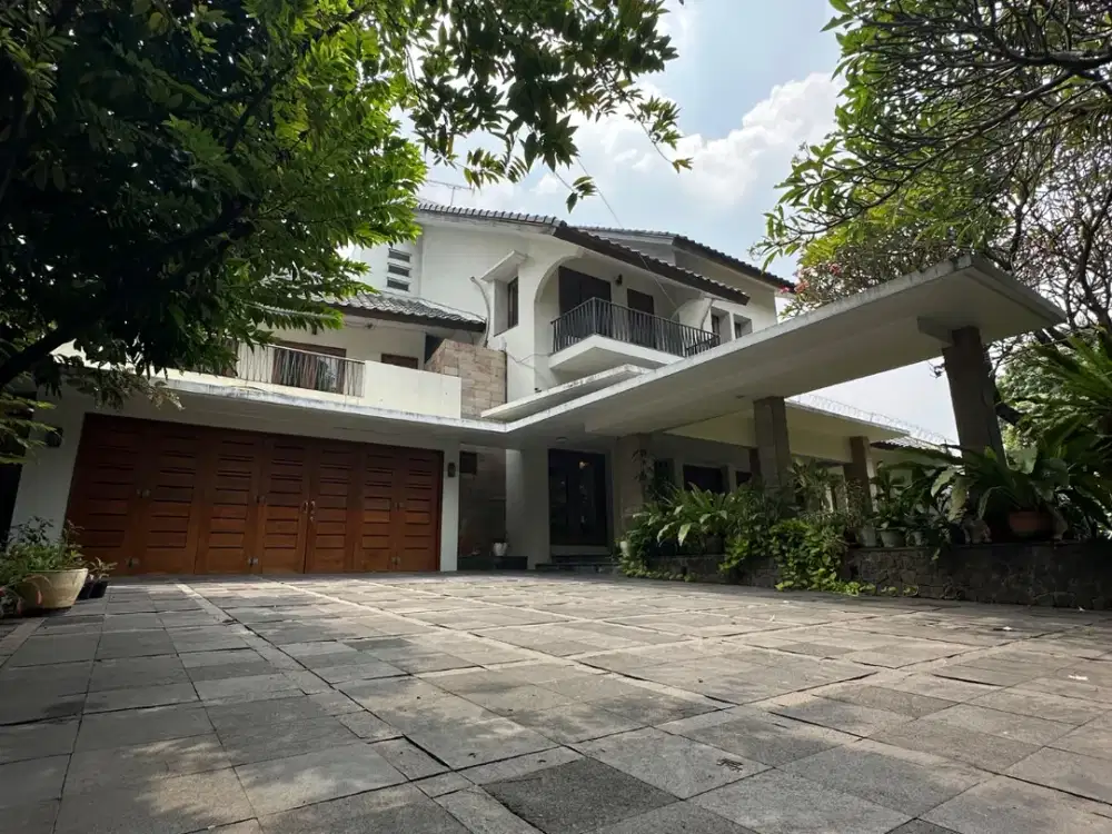 Dijual Rumah Depan Taman di Kebayoran Baru. Jakarta Selatan