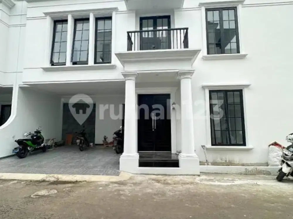 Rumah Mewah Bergaya American Classic di Dalam Cluster Eksklusif - Cipayung, Jakarta Timur
