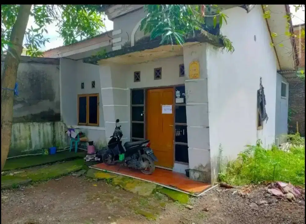 Disewakan dikontrakan rumah Blok C No. 27 dengan posisi sudut/pojok.