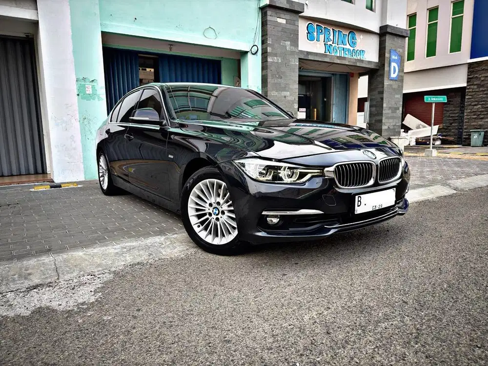 BMW 320i F30 Luxury 2018 KM rendah
