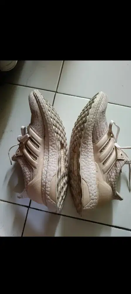 Dijual Sepatu Adidas Ultraboost size 37,5 rare item.
