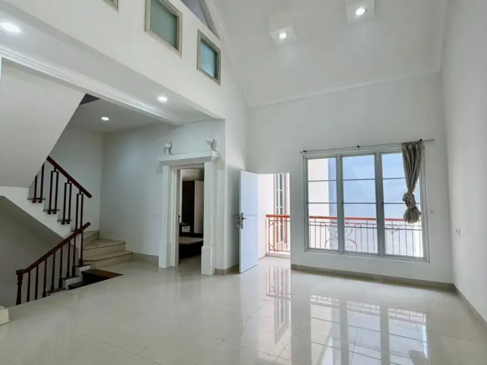 Rumah 3 Lantai , Row Jalan Luas Taman Permata Millenium, Lippo Karawaci