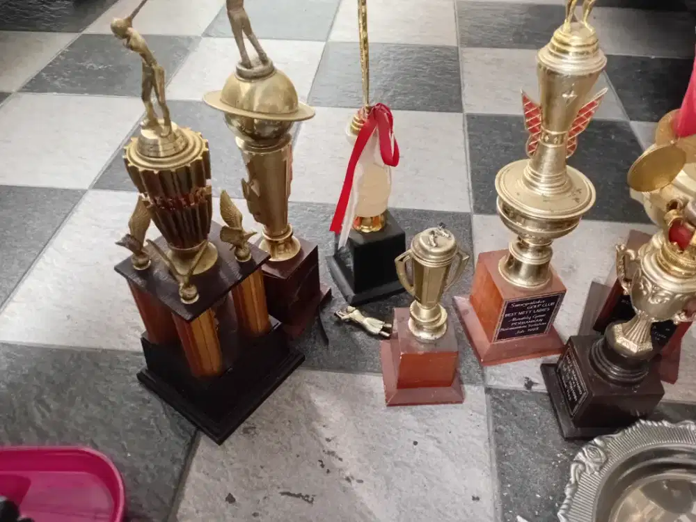 Piala2 dan plakat ex tourmament.Golf