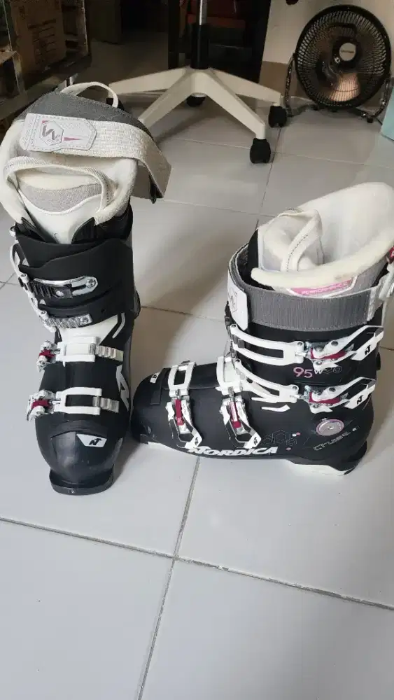 Jual sepatu ski merk eropa baru sekali pakai