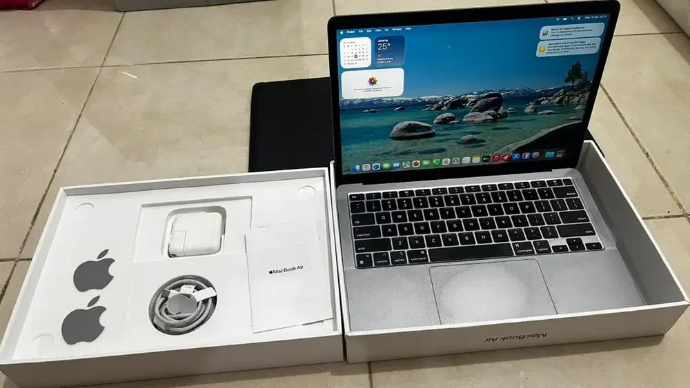 JUAL SANTAI MACBOOK M1 8/256 FULLSET MULUS