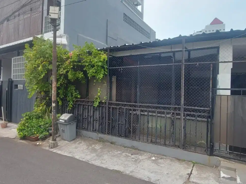 Disewa Rumah Akses Jalan 2 Mobil Lega di daerah Tebet, Jakarta Selatan Cocok untuk Kantor atau Tempat Usaha Take Away