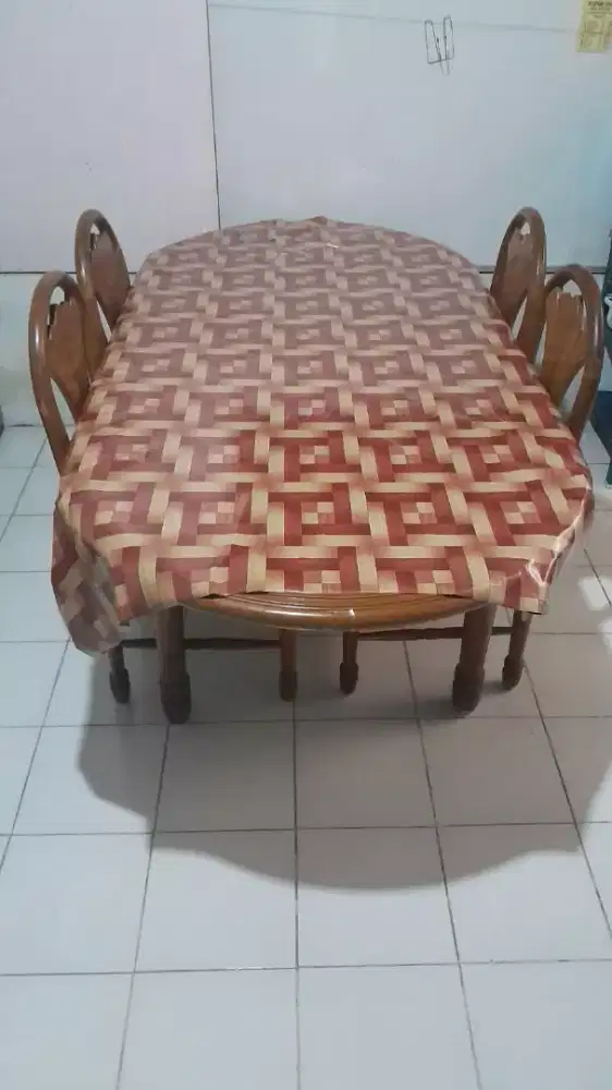 Meja makan kayu