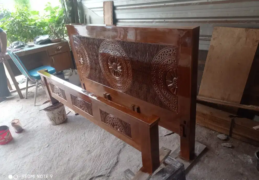 Tempat tidur minimalis jati