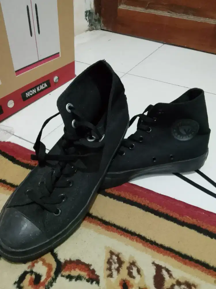 Sepatu sekolah anak