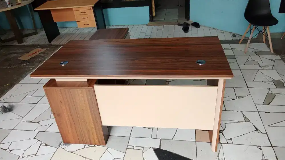 Meja kantor direktur