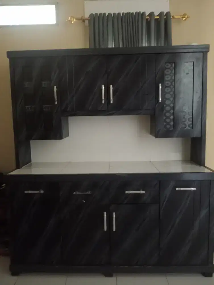 Dijual lemari makan 4 pintu