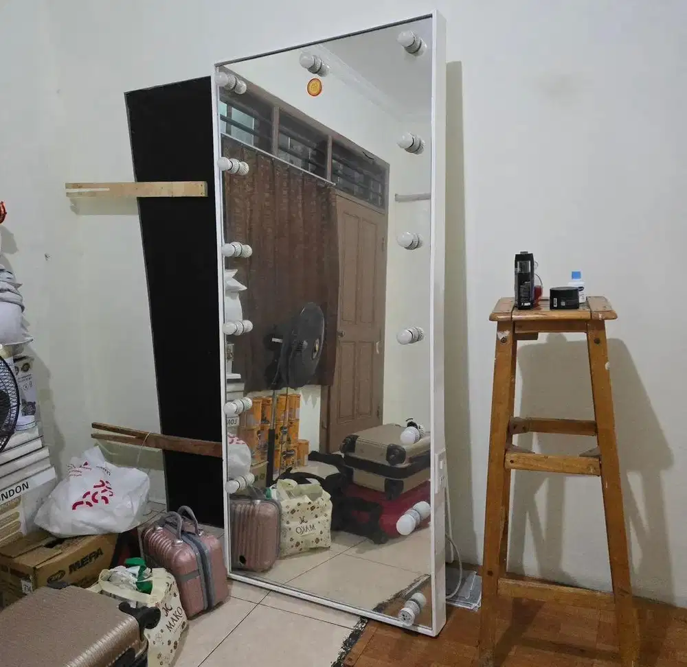 Kaca lampu/cermin besar. Ada lampunya
