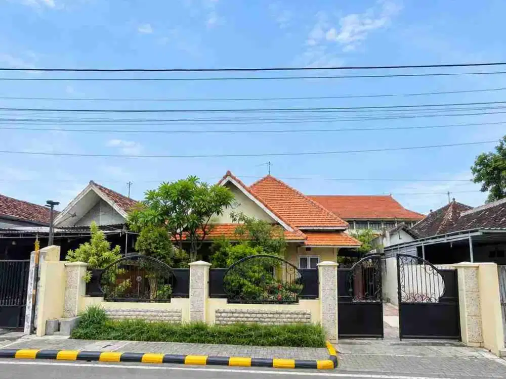DIJUAL – Rumah SHM LT 729 m² 6 KT Dekat Alun-Alun Kota Madiun